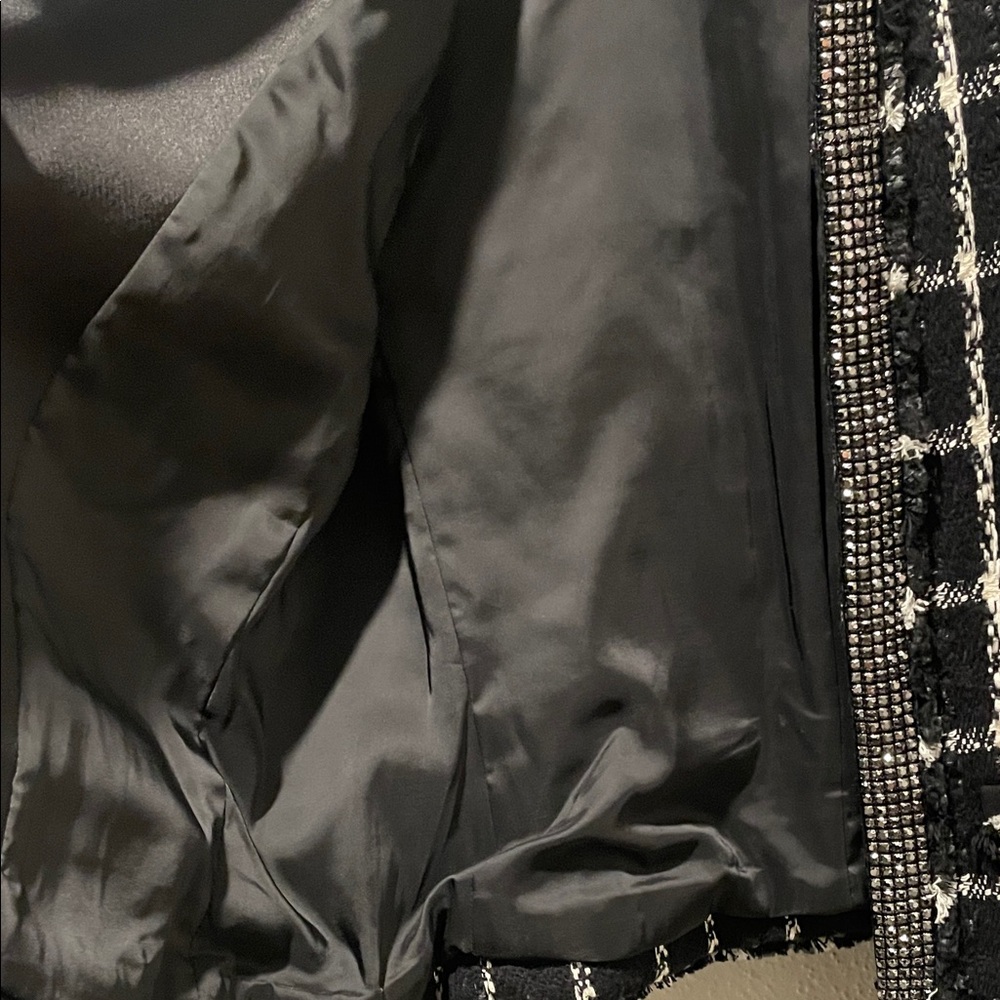 Chic Black and White Tweed Jacket - Picture 5 of 8